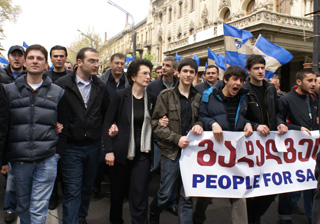 Nino Burjanadze accompanied by her sons and protestors. Photo by Giorgi Pkhachiashvili